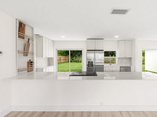 Продажа дома по адресу 2433 Palm Road - фото 6833140