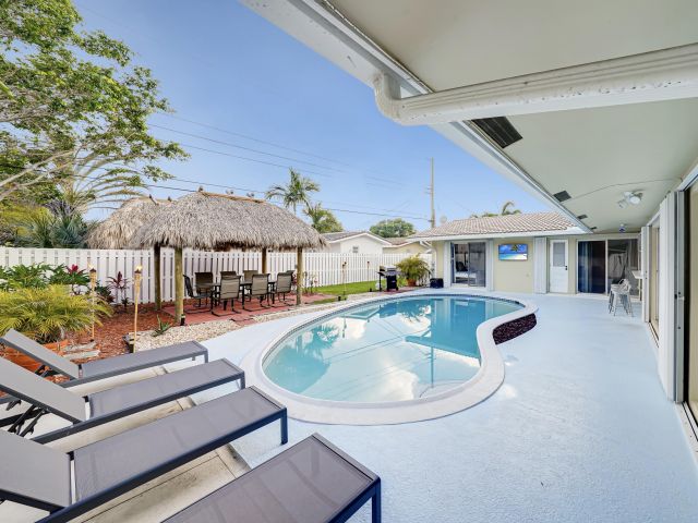 Продажа дома по адресу 2102 NE 68th Street - фото 6829061