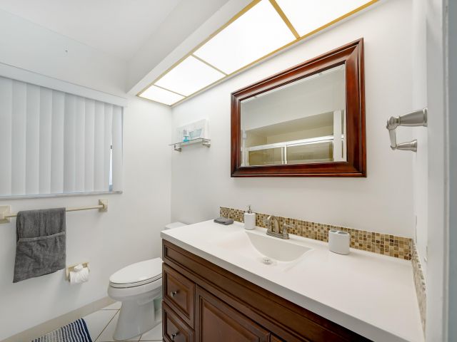 Продажа дома по адресу 2102 NE 68th Street - фото 6829062