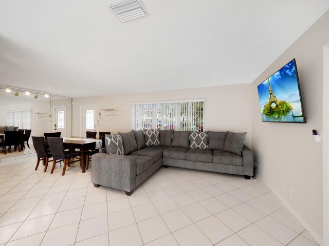 Продажа дома по адресу 2102 NE 68th Street - фото 6829068