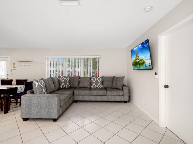 Продажа дома по адресу 2102 NE 68th Street - фото 6829069