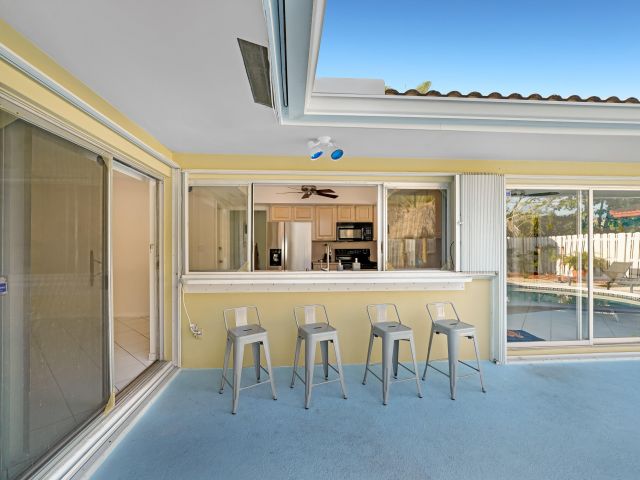 Продажа дома по адресу 2102 NE 68th Street - фото 6829071