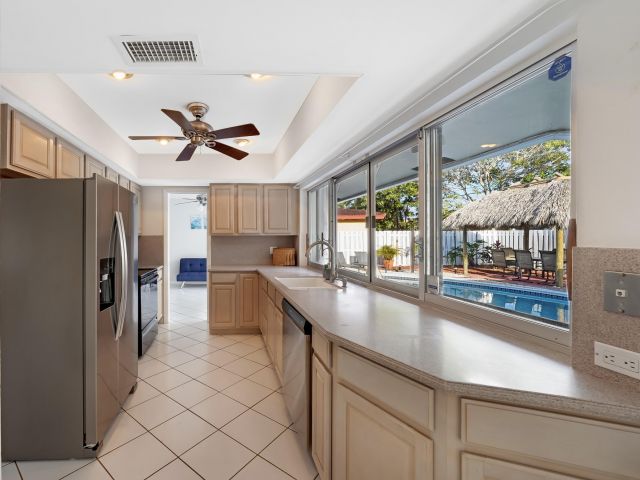 Продажа дома по адресу 2102 NE 68th Street - фото 6829077