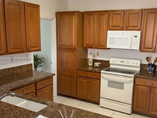 Дом в аренду по адресу 11541 NW 68th Ter 11541 - фото 7485197