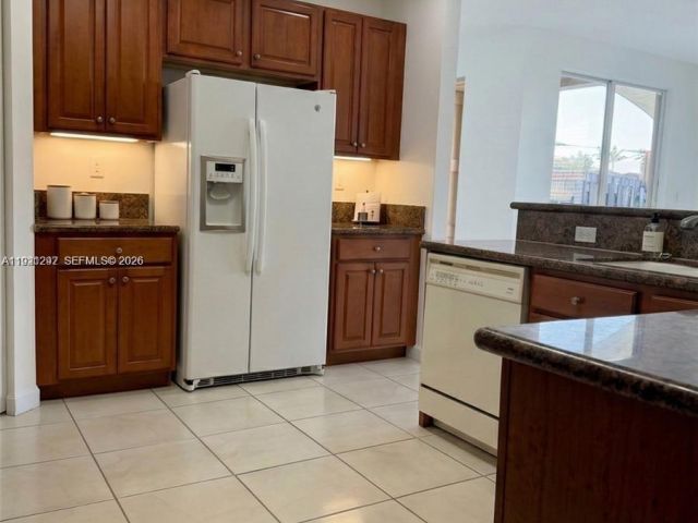 Дом в аренду по адресу 11541 NW 68th Ter 11541 - фото 7485198