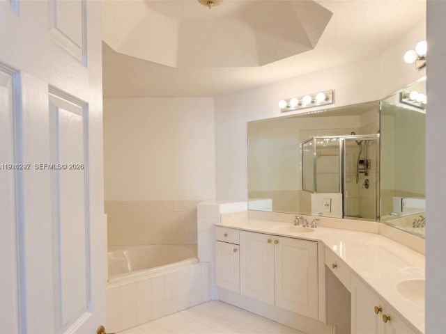 Дом в аренду по адресу 11541 NW 68th Ter 11541 - фото 7485200