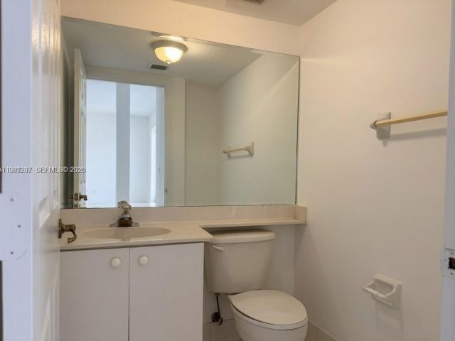 Дом в аренду по адресу 11541 NW 68th Ter 11541 - фото 7485201