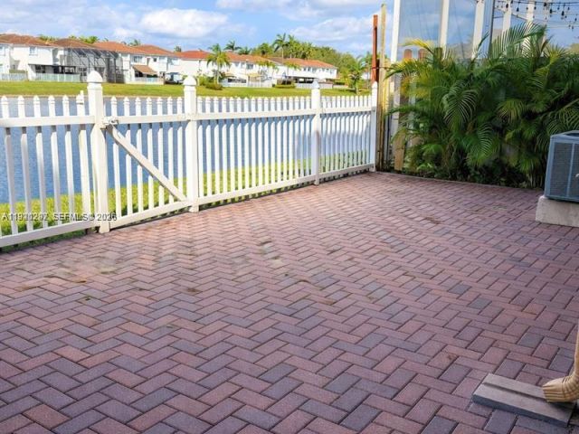 Дом в аренду по адресу 11541 NW 68th Ter 11541 - фото 7485205