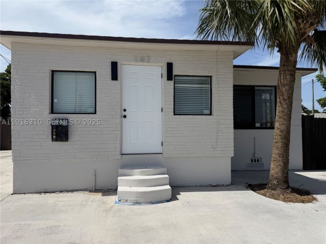 Продажа дома по адресу 107 W Pembroke Rd - фото 9262431
