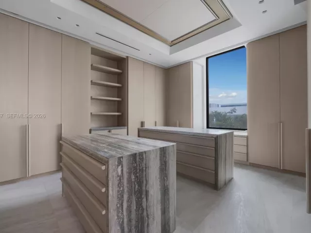 Продажа дома по адресу 360 S Hibiscus Drive - фото 7678274