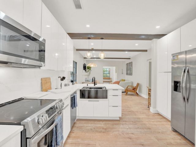 Дом в аренду по адресу 727 S Fernwood Drive S - фото 6834470