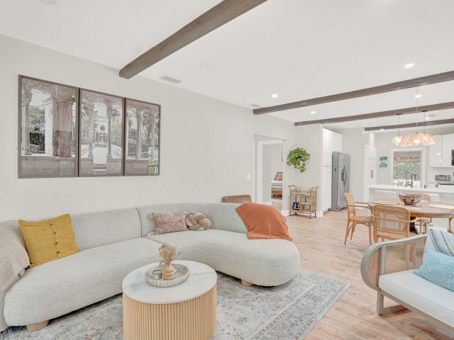 Дом в аренду по адресу 727 S Fernwood Drive S - фото 6834480