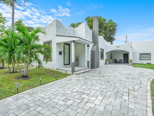 Дом в аренду по адресу 727 S Fernwood Drive S - фото 6834484