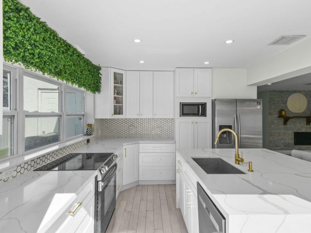 Продажа дома по адресу 912 SE 15th Court - фото 6848302