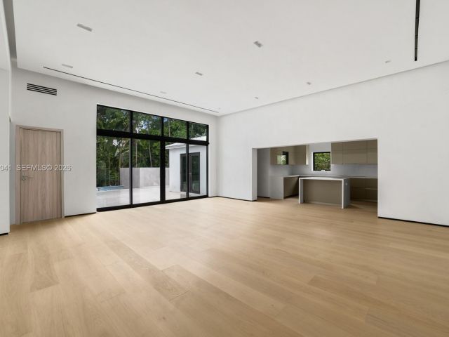 Продажа дома по адресу 1520 W 22nd St - фото 7521215