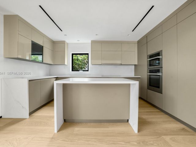 Продажа дома по адресу 1520 W 22nd St - фото 7521217