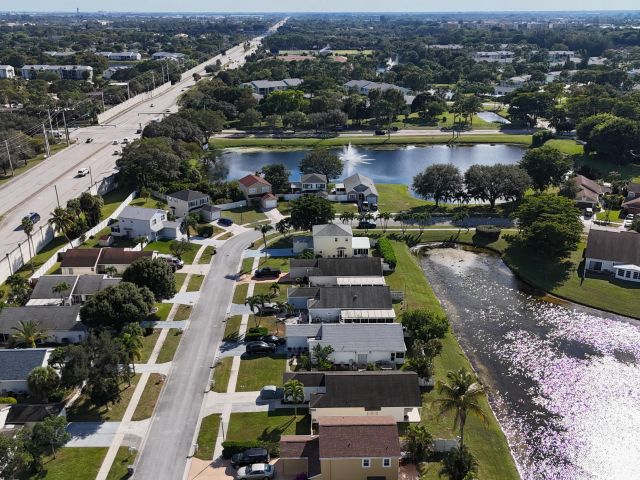 Продажа дома по адресу 3911 Circle Lake Dr Drive - фото 6854299