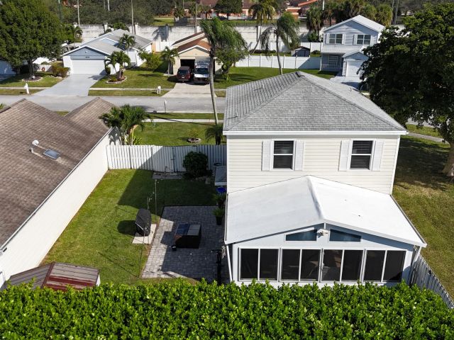 Продажа дома по адресу 3911 Circle Lake Dr Drive - фото 6854303