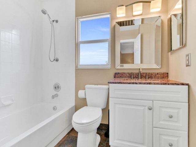 Продажа дома по адресу 3911 Circle Lake Dr Drive - фото 6854313