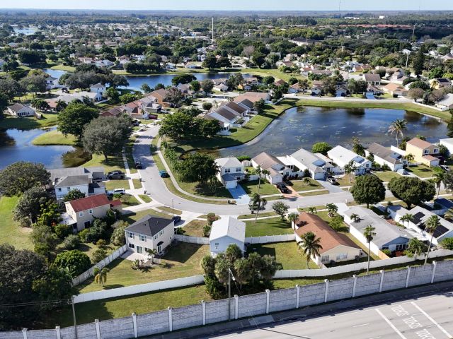 Продажа дома по адресу 3911 Circle Lake Dr Drive - фото 6854318