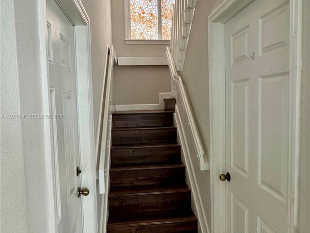 Продажа дома по адресу 3121 SE 2nd Dr - фото 6846403