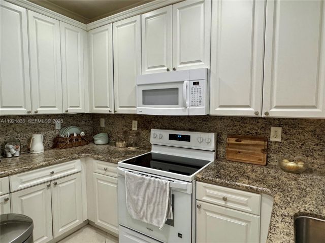 Продажа дома по адресу 3121 SE 2nd Dr - фото 6846413