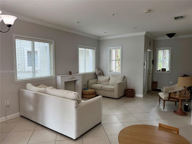 Продажа дома по адресу 3121 SE 2nd Dr - фото 6846415