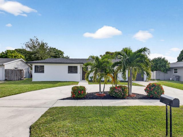 Продажа дома по адресу 10151 Windtree Lane N - фото 6850219