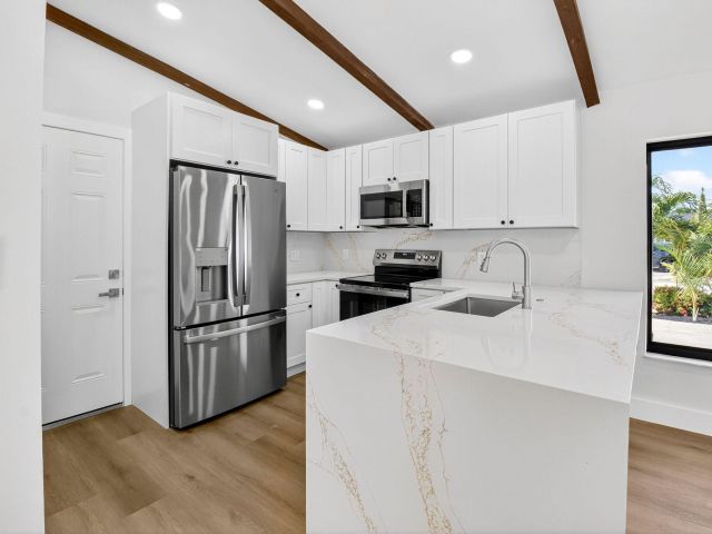 Продажа дома по адресу 10151 Windtree Lane N - фото 6850221