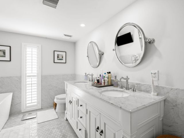 Продажа дома по адресу 713 SE 25th Avenue - фото 6888108