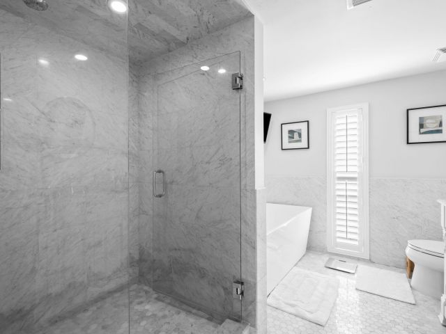 Продажа дома по адресу 713 SE 25th Avenue - фото 6888109