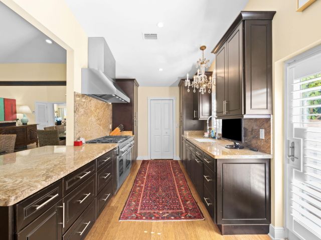 Продажа дома по адресу 713 SE 25th Avenue - фото 6888122