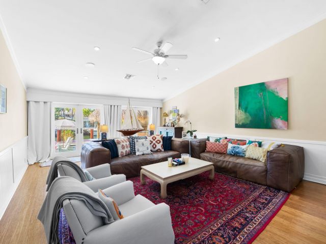 Продажа дома по адресу 713 SE 25th Avenue - фото 6888125