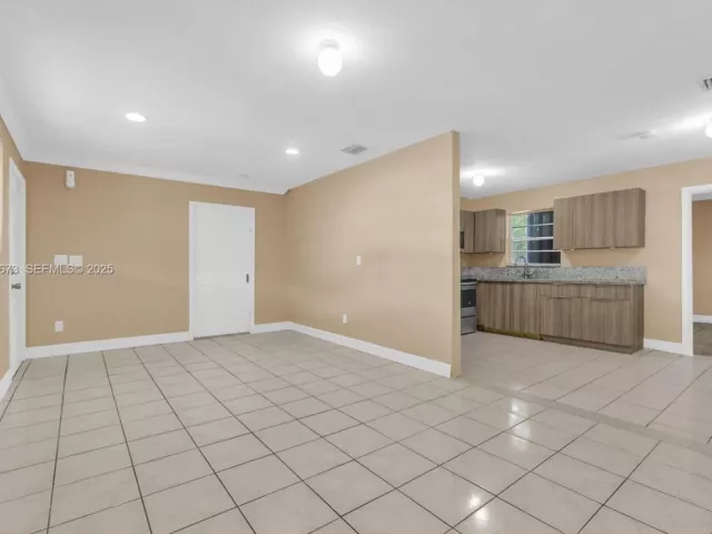 Дом в аренду по адресу 10220 SW 178th St 10220 - фото 6844098