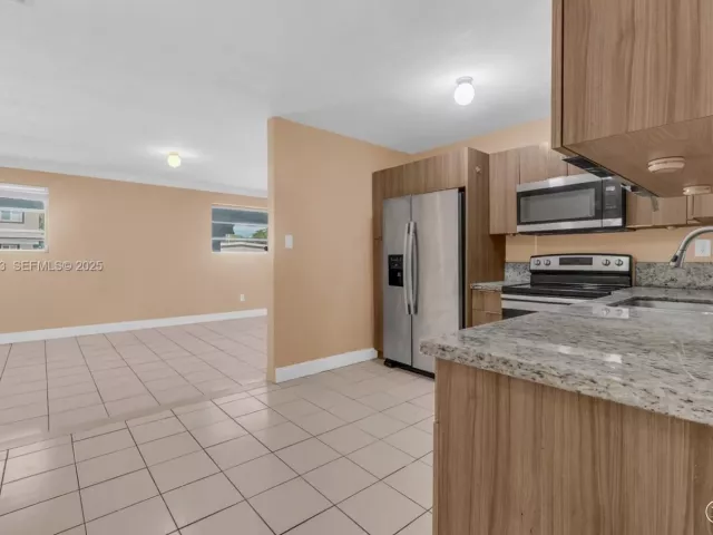 Дом в аренду по адресу 10220 SW 178th St 10220 - фото 6844102