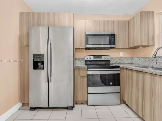 Дом в аренду по адресу 10220 SW 178th St 10220 - фото 6844103