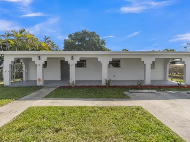 Дом в аренду по адресу 10220 SW 178th St 10220 - фото 6844105
