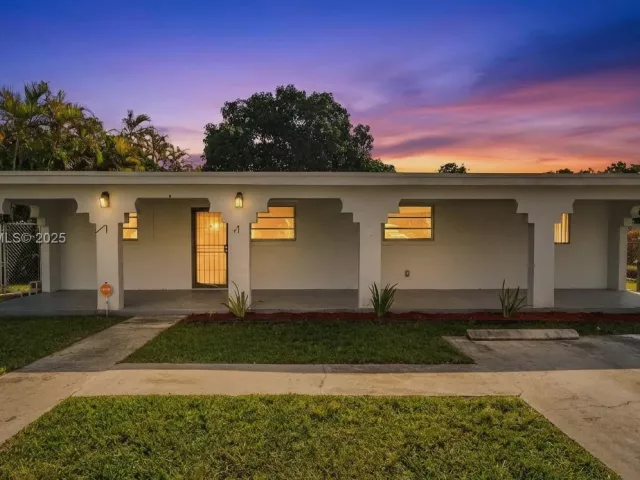 Дом в аренду по адресу 10220 SW 178th St 10220 - фото 6844107