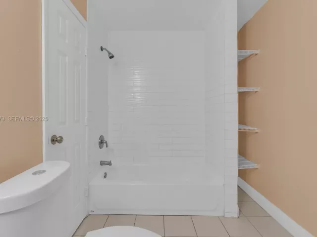 Дом в аренду по адресу 10220 SW 178th St 10220 - фото 6844093