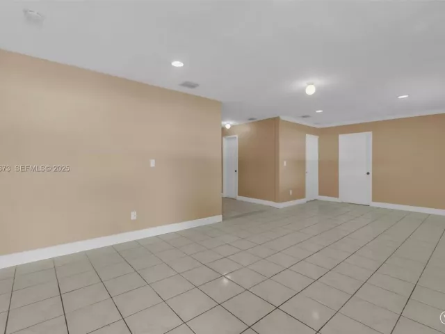 Дом в аренду по адресу 10220 SW 178th St 10220 - фото 6844088