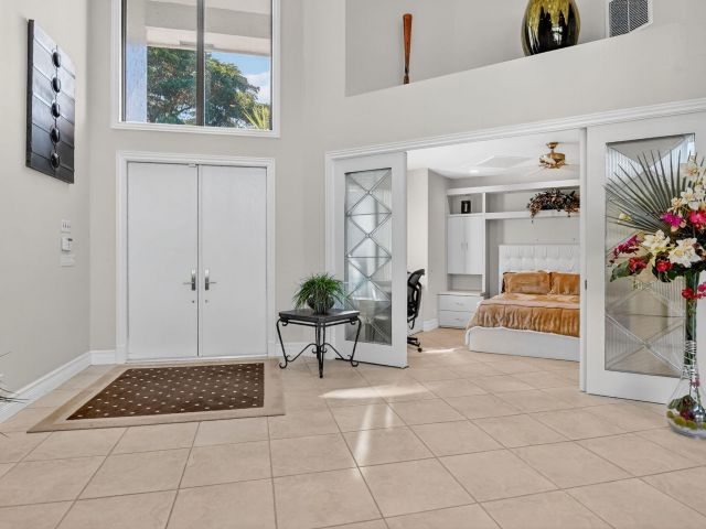 Продажа дома по адресу 7567 Rexford Road - фото 6861981