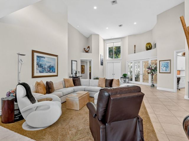 Продажа дома по адресу 7567 Rexford Road - фото 6861982