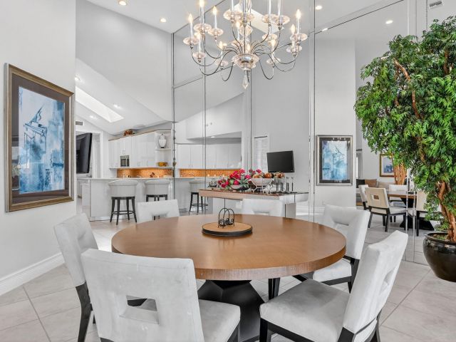 Продажа дома по адресу 7567 Rexford Road - фото 6861988