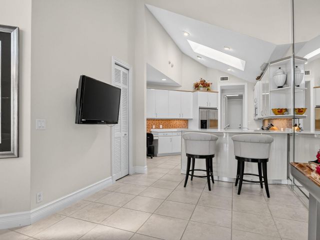 Продажа дома по адресу 7567 Rexford Road - фото 6861989