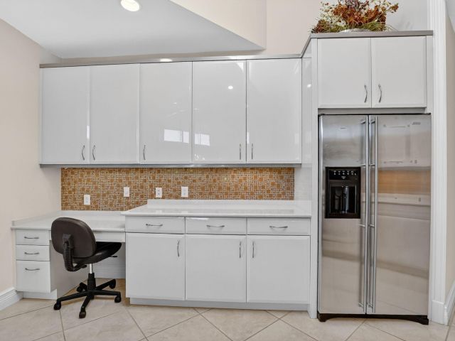 Продажа дома по адресу 7567 Rexford Road - фото 6861991