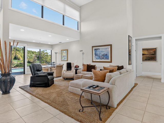 Продажа дома по адресу 7567 Rexford Road - фото 6861992