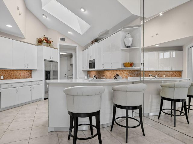 Продажа дома по адресу 7567 Rexford Road - фото 6861994