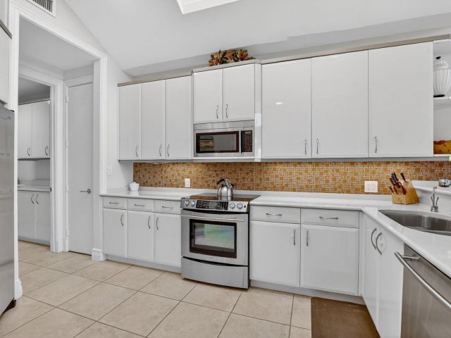 Продажа дома по адресу 7567 Rexford Road - фото 6861995