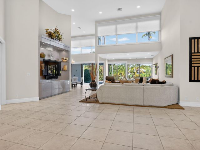 Продажа дома по адресу 7567 Rexford Road - фото 6861997