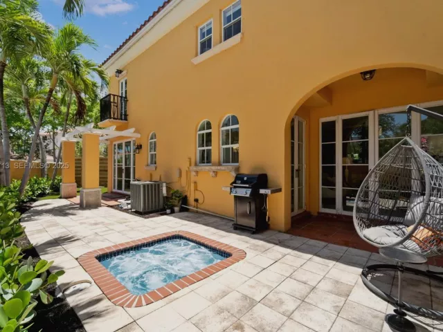 Продажа дома по адресу 18475 NE 30th Pl - фото 6843597